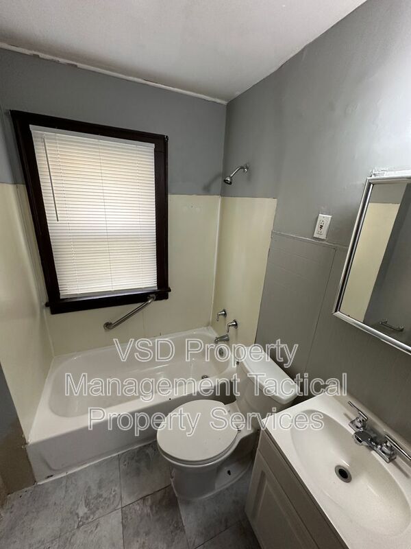 Building Photo - 4024 E 143rd St