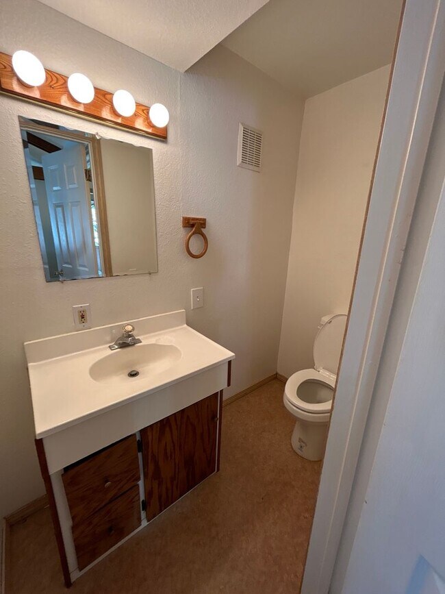 Building Photo - 365 NE Loper Ave