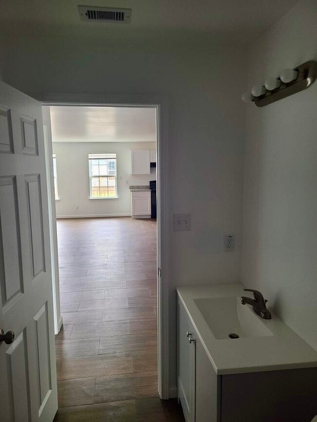 Building Photo - 915 24th St