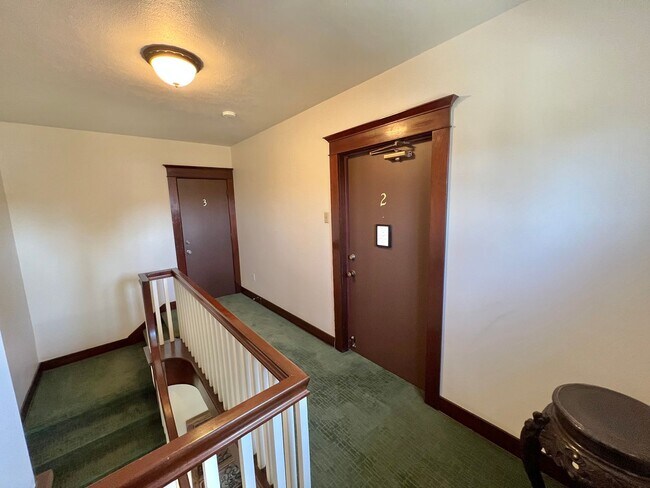 Building Photo - Historic Bluff Park 1BD Retreat | Top Floor Vintage Gem