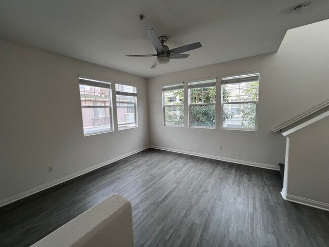 Building Photo - Lovely Townhome In The Spectrum Community For Lease