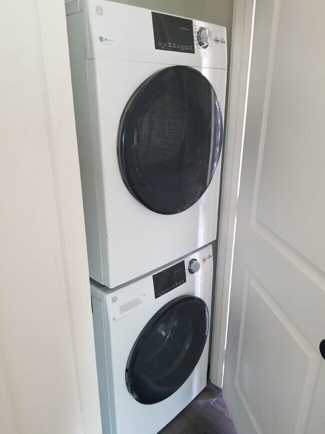 Building Photo - Charming Ground-Level 2BR/1BA with Private Patio Backyard