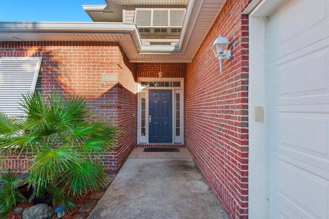 Building Photo - "Charming 3-Bed Oasis with Pool in Niceville!"