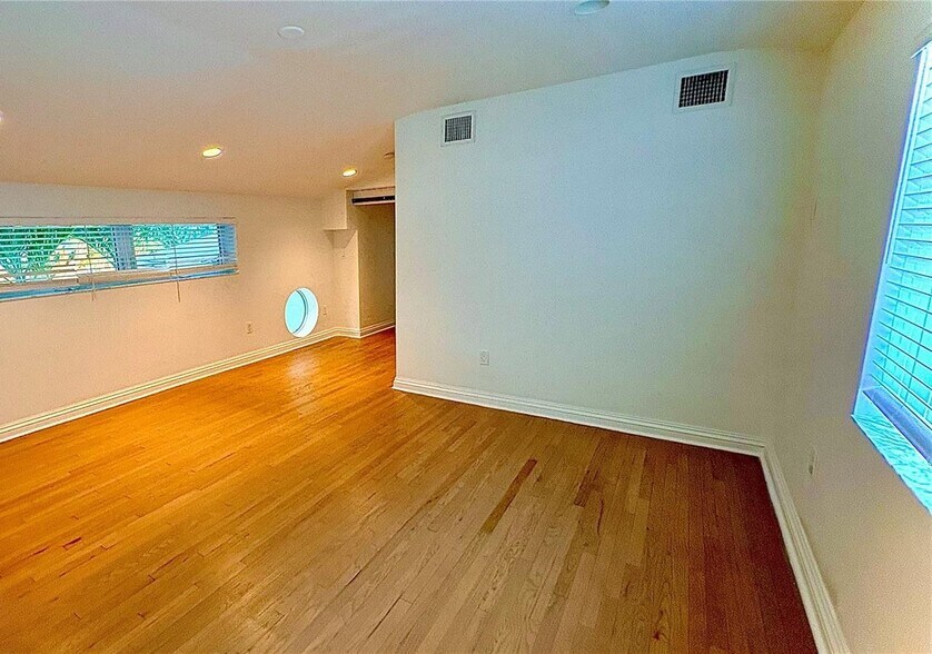 Building Photo - 2301 S Miami Ave