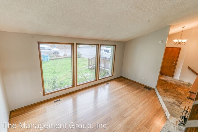 Building Photo - 4 br, 2.5 bath House - 2311 NE Parkview Drive