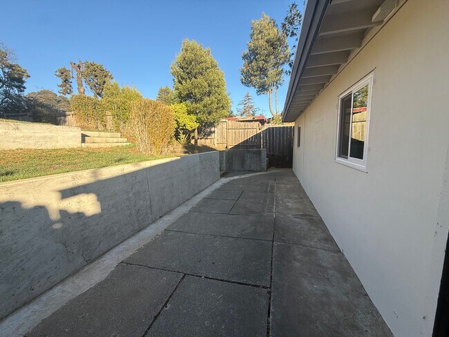 Building Photo - Stunning 2-bedroom, 1.5-bath Modern home i...