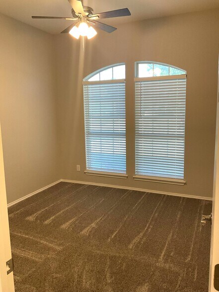 Building Photo - 708 Ridgehill Dr