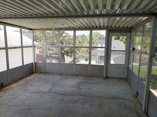Building Photo - Aksarben Home