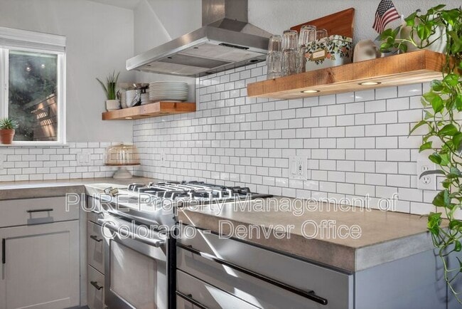 Building Photo - 2866 Fernwood Pl