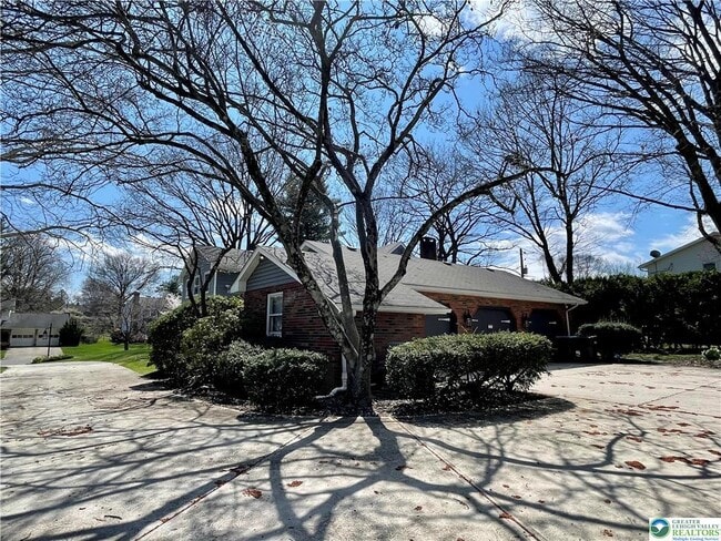 Building Photo - 1331 Armstrong Rd