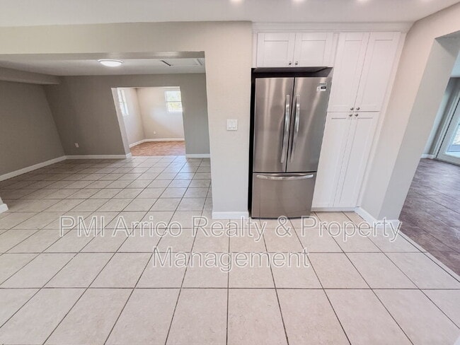 Building Photo - 818 Bayview Dr