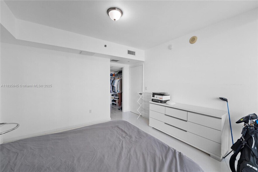 Building Photo - 495 Brickell Ave