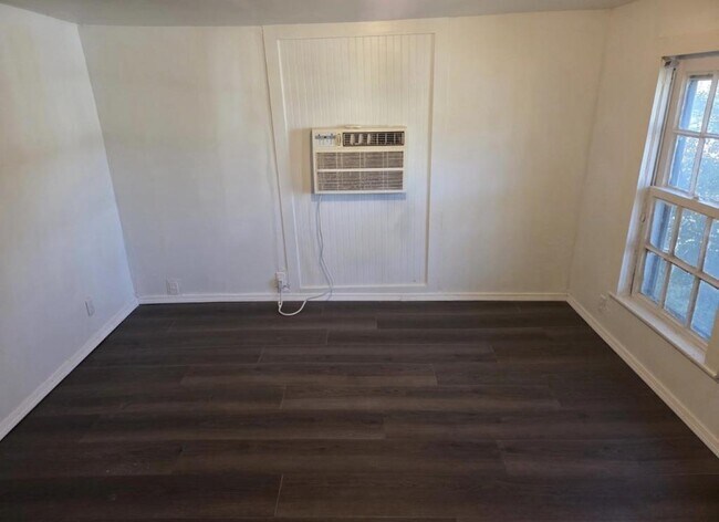 Building Photo - 1129 E Maple St