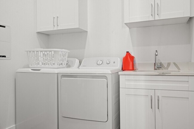 Building Photo - Gorgeous New Constriction House in Tampa - B