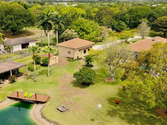 Building Photo - 10735 Lantana Rd