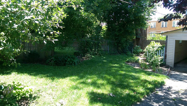 Building Photo - 1140 Moorlands Dr