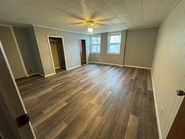 Building Photo - 28 US-7
