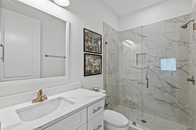 Building Photo - 218 Park Lake St