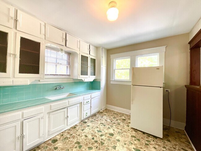 Building Photo - 810 W Magnolia Ave