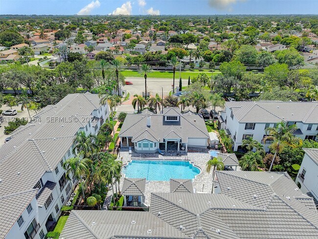 Building Photo - 725 SW 148th Ave