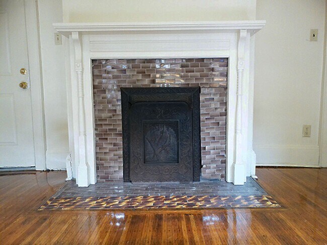 Building Photo - AVAILABLE 8/1/26 - Bright and Spacious One...