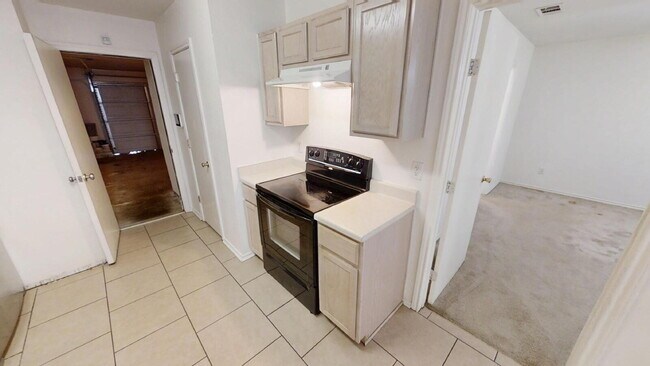 Building Photo - This spacious 4 bedroom, 2 bathroom home is waiting for you!