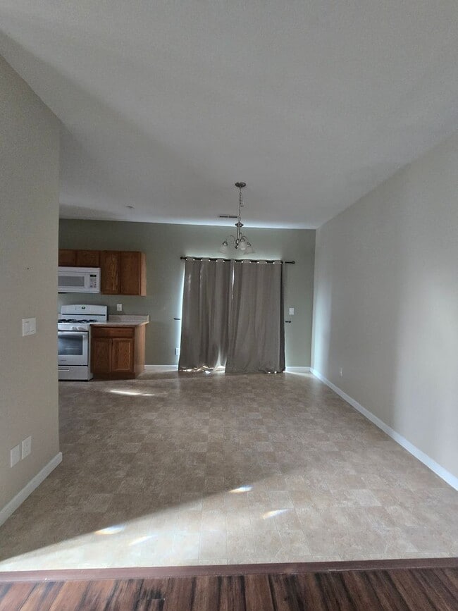 Building Photo - Amazing 4 bed/3 bath home