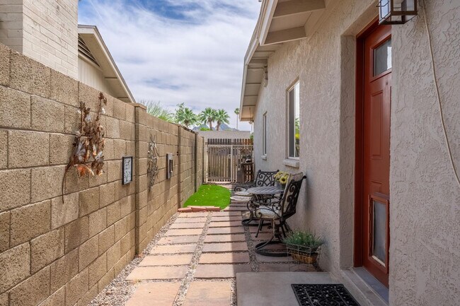 Building Photo - 2426 E Sahuaro Dr