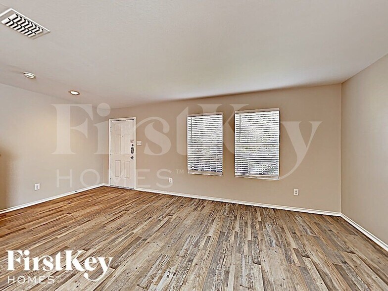 Building Photo - 2801 Spencer Cir