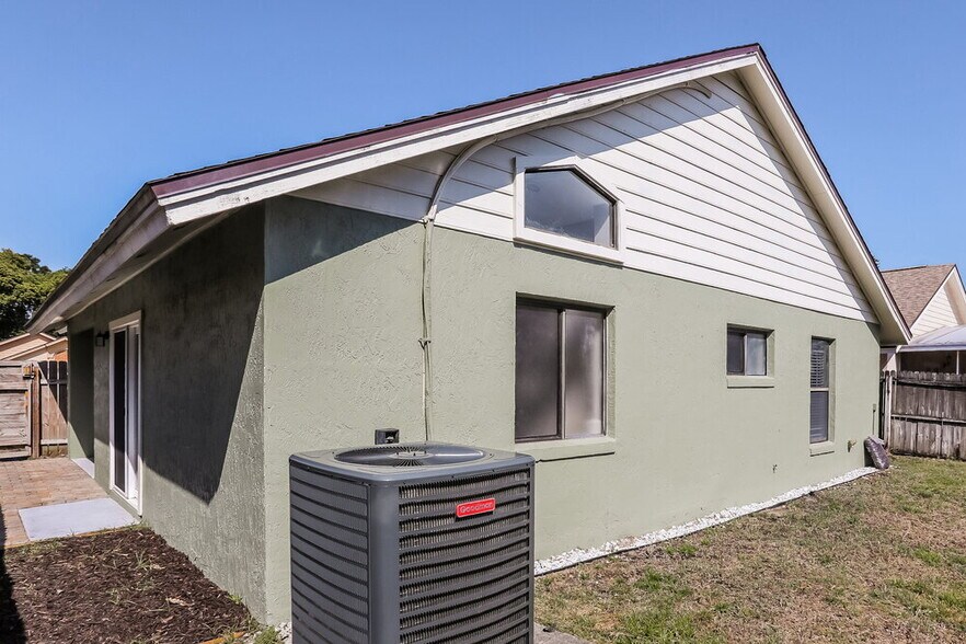 Building Photo - 3304 S St Lucie Dr