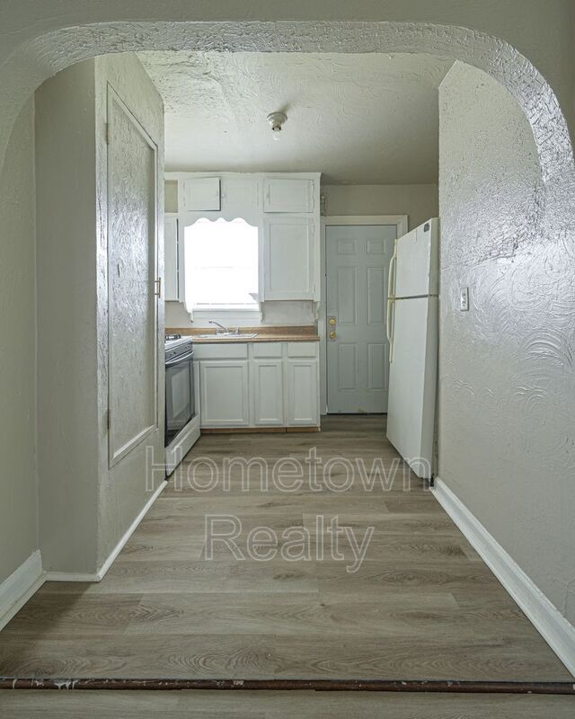 Building Photo - 1427 NE 28th St