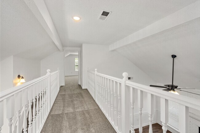 Building Photo - 3 Bedroom, 2 bath with a bonus room near B...