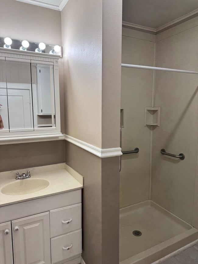 Building Photo - 2-bed/1-bath Downstairs unit!