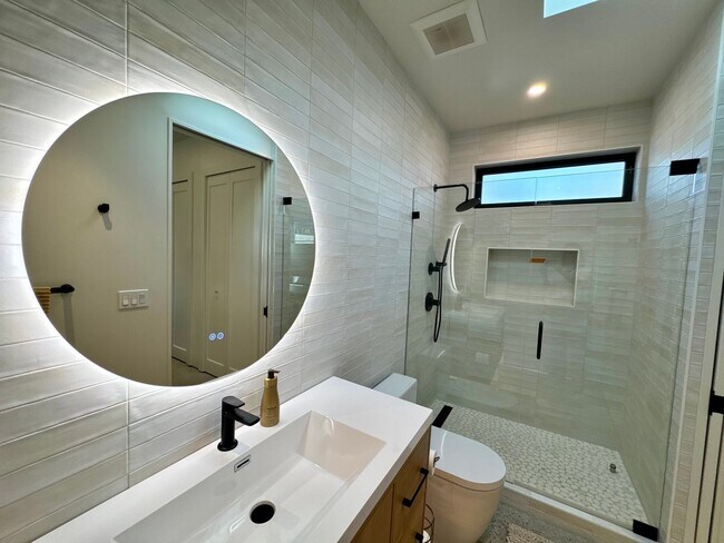 Building Photo - 1910 Raymond Ln