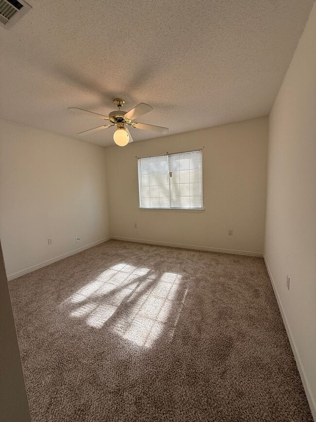 Building Photo - New Listing!