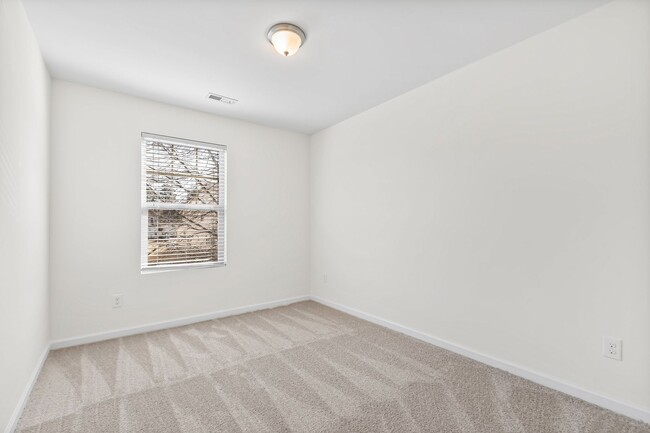 Building Photo - Spacious 4-Bedroom End-Unit Townhome in a ...