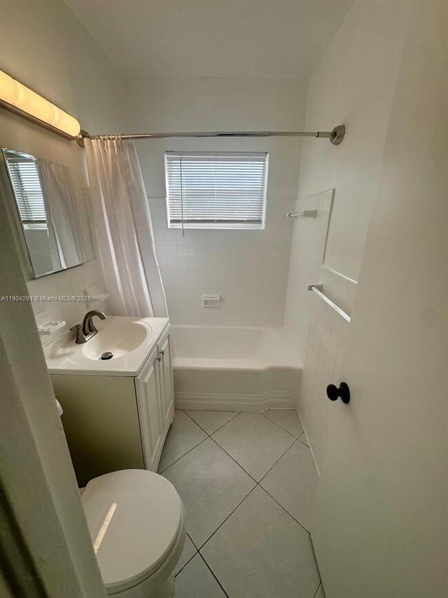 Building Photo - 15211 NE 10th Ave