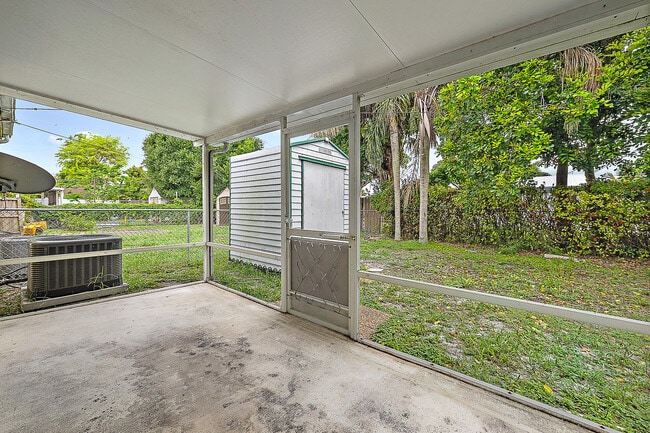 Building Photo - 206 Anglers Cir