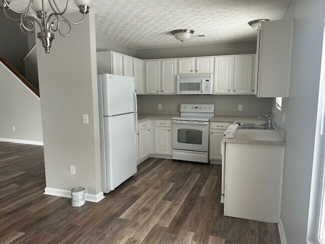 Building Photo - Tates Creek Village. 1st Floor Master BR!  260204