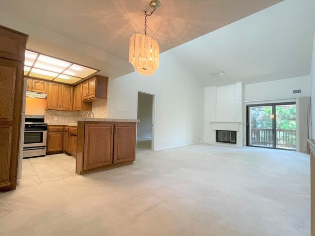Building Photo - Tall vaulted ceilings, top floor condo, gr...