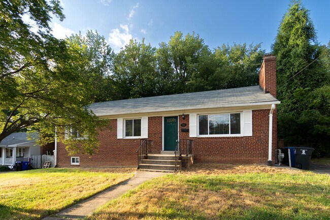 Building Photo - 50's Rambler with 5 BR & 3 BA in One of the Best Locations in Arlington