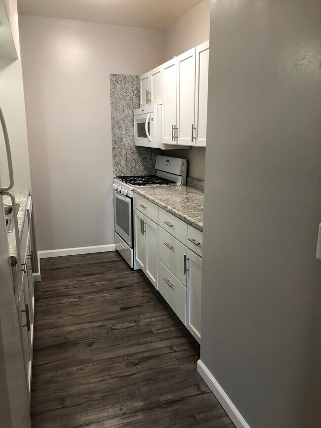 Kitchen - 517 Iowa Ave