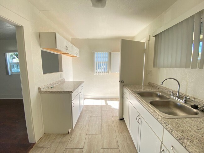 Building Photo - 132-134 West Valencia Dr