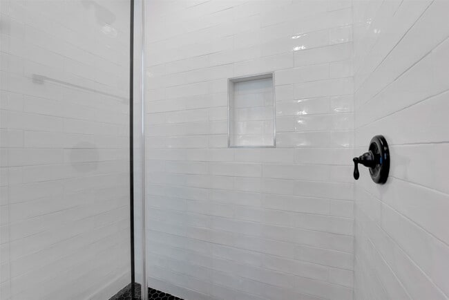 Building Photo - 425 W 21st St