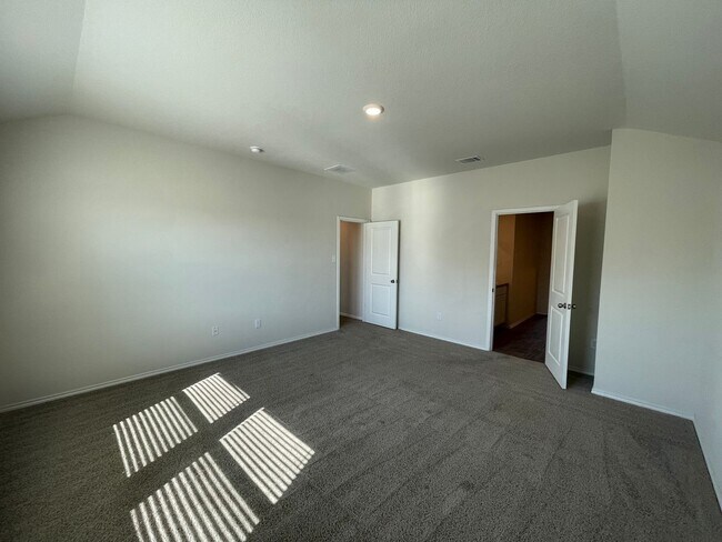 Building Photo - Beautiful 4 bedroom, 2.5 bathroom home in a great location!