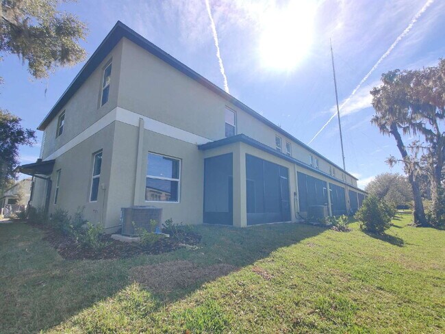 Building Photo - Spacious End-Unit Townhouse in FishHawk Ranch | Top-Rated Schools