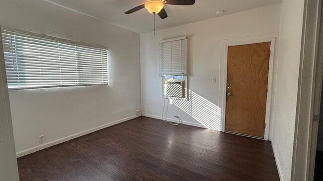 Building Photo - 813 W 6th St