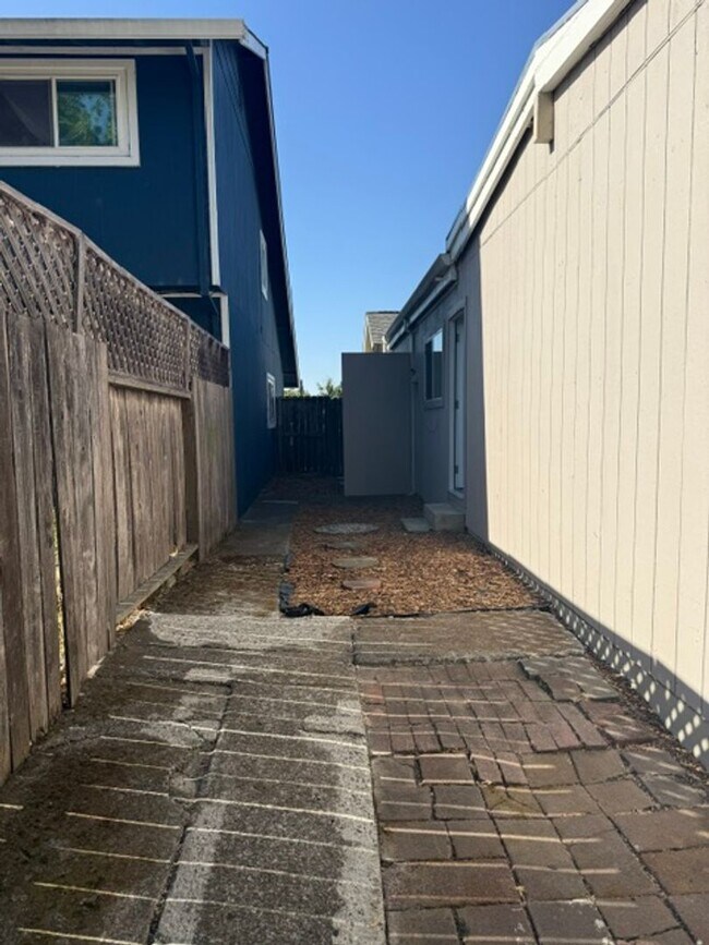 Building Photo - 3 bedroom 2 Bath House with 2 car garage in Rohnert Park
