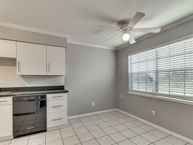 Building Photo - 1703 E Lindsey St