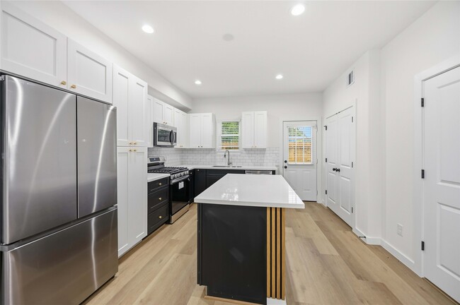 Building Photo - 8412 Darien St